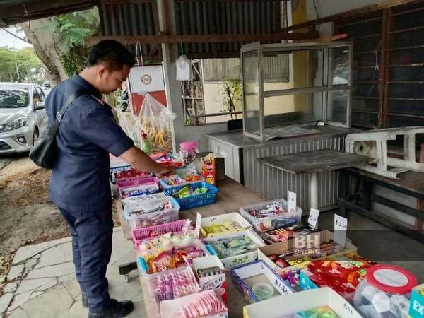 Petugas Bahagian Pelesenan Majlis Bandaraya Seberang Perai (MBSP) meninjau gerai menjual makanan ringan di tepi jalan berdekatan Sekolah Kebangsaan Sungai Dua.