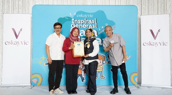 Dr Syid Ayob, Kartika Wati dan Datuk Aznil bergambar bersama Guru Besar SK Seksyen 24 sebagai simbolik kerjasama dalam menjayakan karnival Eskayvie Inspirasi Generasi Masa Hadapan.