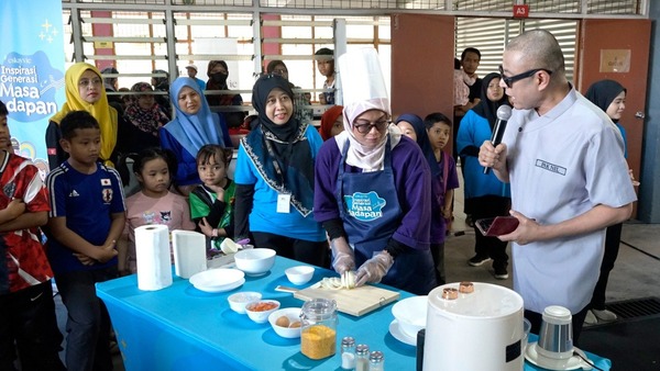 Peserta terpilih berpeluang memasak bersama Datuk Aznil dalam demo masakan sihat dan mudah untuk seisi keluarga.