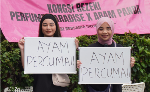 Pengasas Perfume Paradise, Nur Afiqah Amran (kanan) bersama-sama dengan isteri Abam Panda, Nurul Atiqah mengagihkan ayam percuma buat para penduduk di Flat Danau Kota, Jalan Genting Klang.