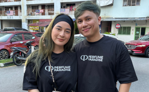 Nurul Atiqah dan Abam Panda ketika program "Kongsi Rezeki Perfume Paradise x Abam Panda" baru-baru ini.