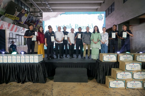 Datuk Seri Syed Hussian Syed Junid (empat dari kiri) bersama Pengarang Kumpulan Harian Metro merangkap Pengerusi Projek Titipan Kasih Harian Metro, Husain Jahit (enam dari kiri) dan Ketua Pegawai Eksekutif Nestle (Malaysia) Berhad, Juan Aranols (lapan dari kiri) bergambar bersama penerima sumbangan Kotak Rezeki Dari Hati pada majlis pelepasan Kota Rezeki Dari Hati di Balai Berita.