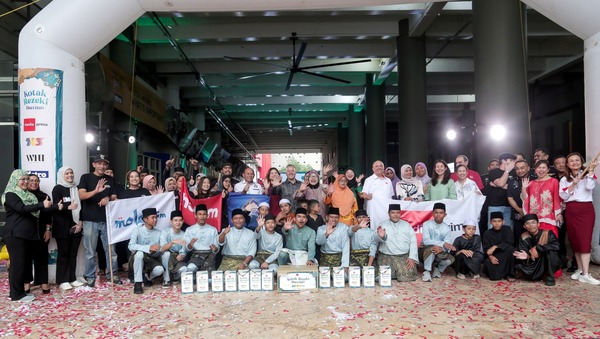 Pengerusi Media Prima, Datuk Seri Syed Hussian Syed Junid bersama Pengarang Kumpulan Harian Metro merangkap Pengerusi Projek Titipan Kasih Harian Metro, Husain Jahit dan Ketua Pegawai Eksekutif Nestle (Malaysia) Berhad, Juan Aranols bergambar bersama penerima Kota Rezeki sempena majlis pelepasan Kota Rezeki Dari Hati di Balai Berita.