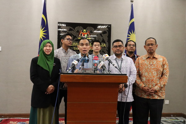 Syahredzan (tiga dari kiri) ketika sidang media selepas menghadiri Mesyuarat Pertama, Penggal Keempat, Parlimen ke-15 di Dewan Rakyat.