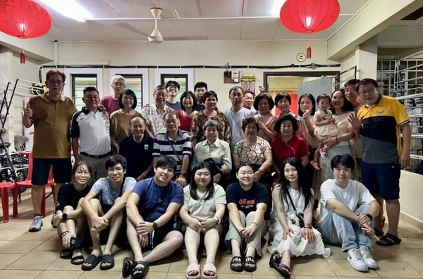 Jiaru (front row, second from right) with her extended family in Malaysia.