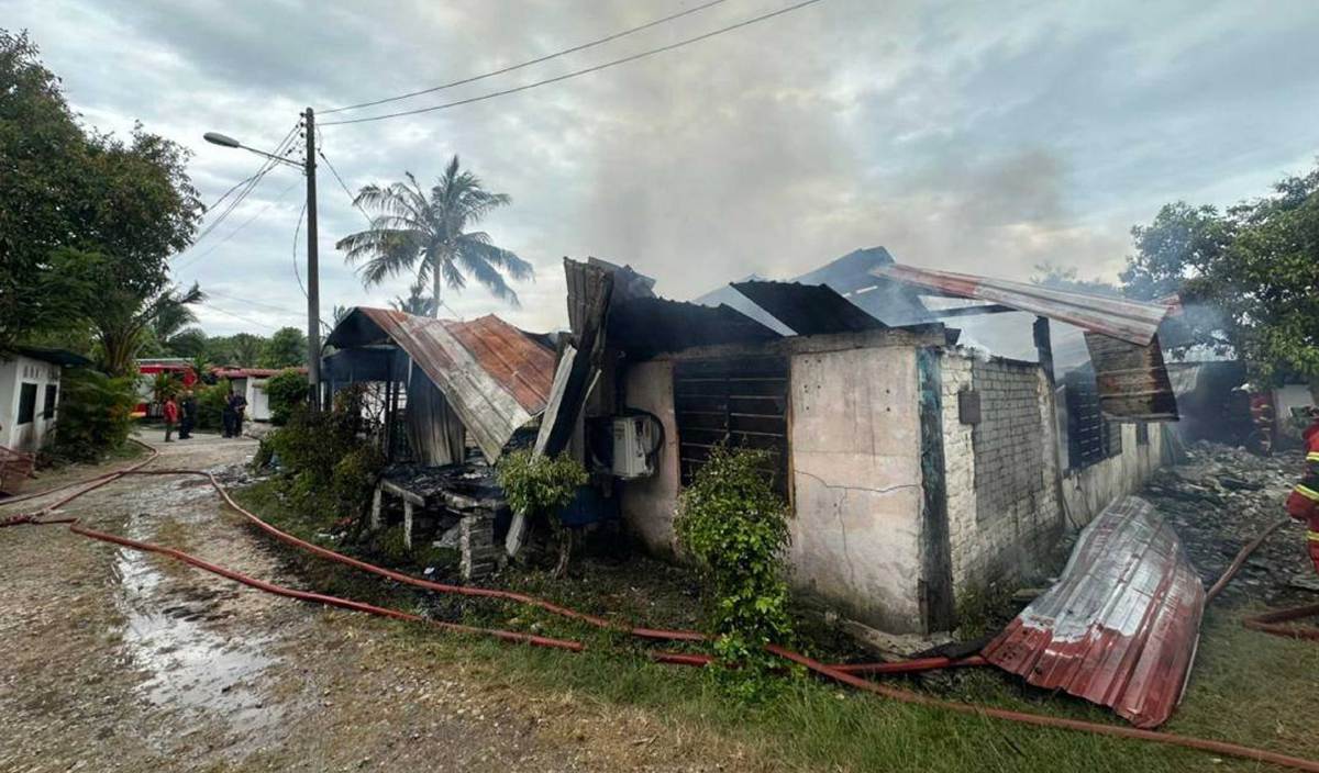 Keadaan sebuah rumah di Kampung Kuala Bekah, Telok Air Tawar yang musnah dalam kebakaran.