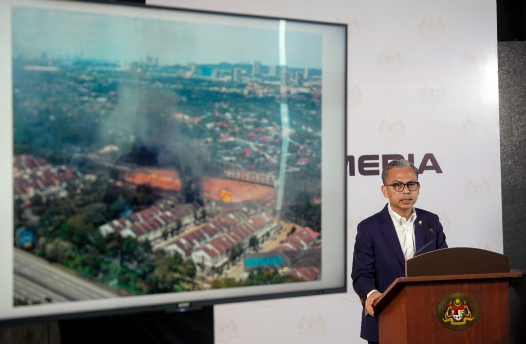 Menteri Komunikasi, Datuk Fahmi Fadzil.