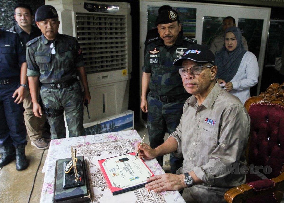 Menteri Dalam Negeri, Datuk Seri Saifuddin Nasution Ismail.