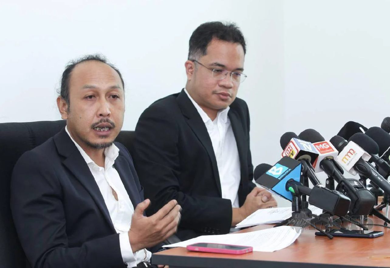 Nik Zarith, bersama seorang lagi peguam, Mohd Haijan (kiri).