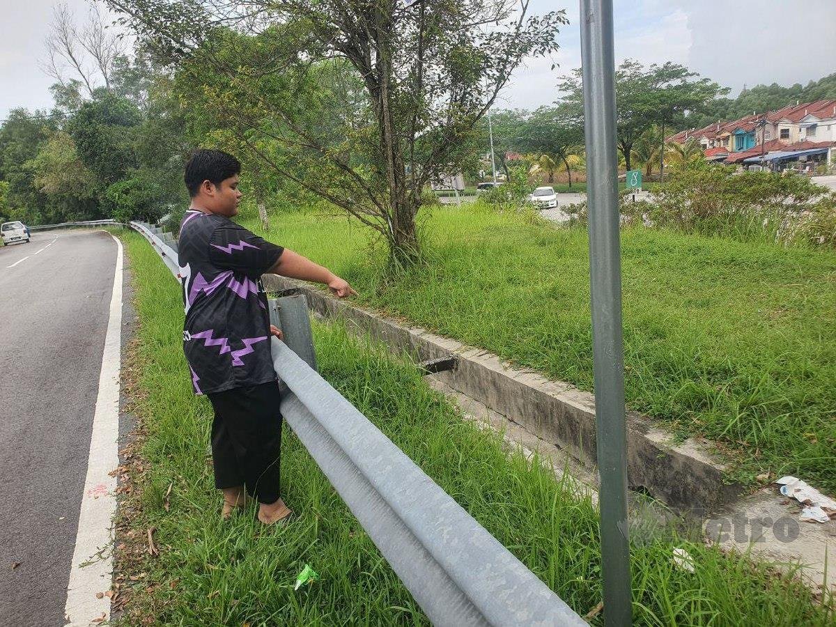 Rakan Adeeb menunjukkan lokasi kejadian Adeeb diserang anjing liar.