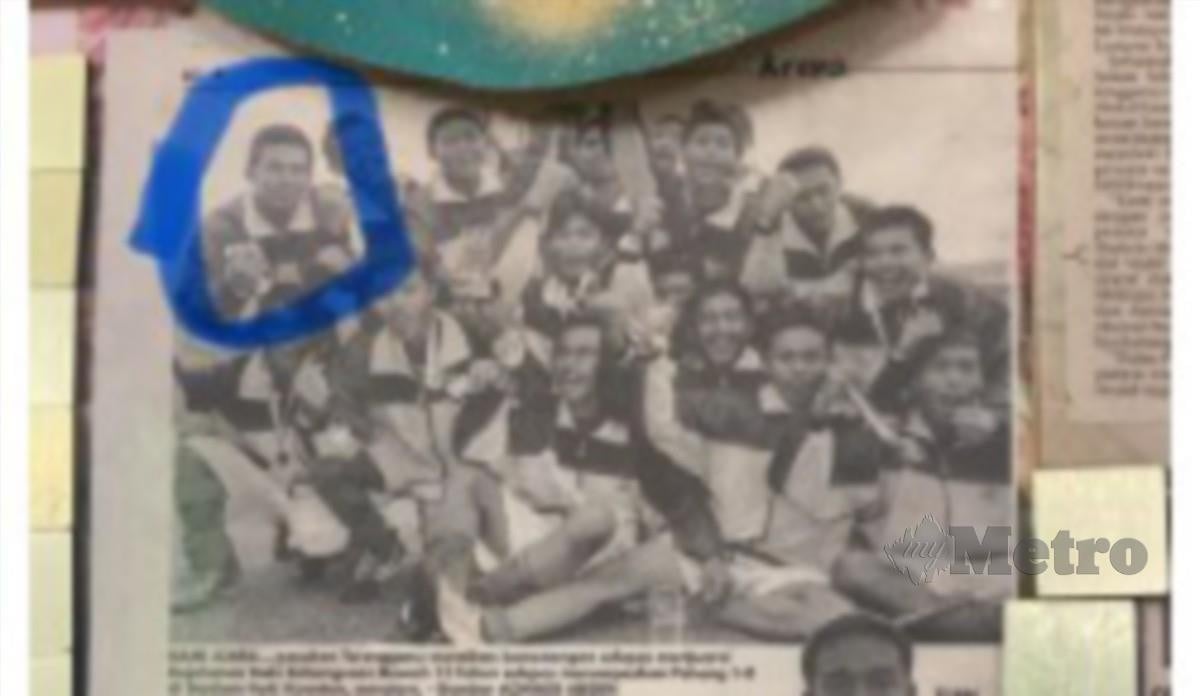 Asmawi (dalam bulatan) ketika aktif bermain hoki.