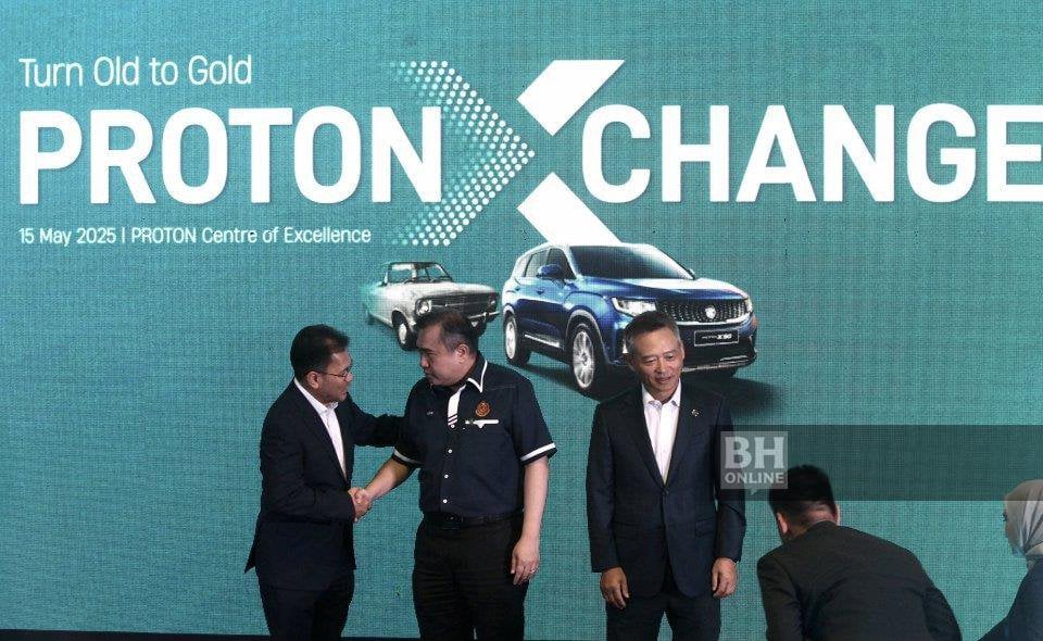 Loke (tengan) bersama Ketua Pegawai Eksekutif PROTON, Li Chunrong (kanan) dan Pengerusi PROTON, Tan Seri Syed Faisal Albar (kiri) pada majlis pelancaran Program PROTON Xchange.
