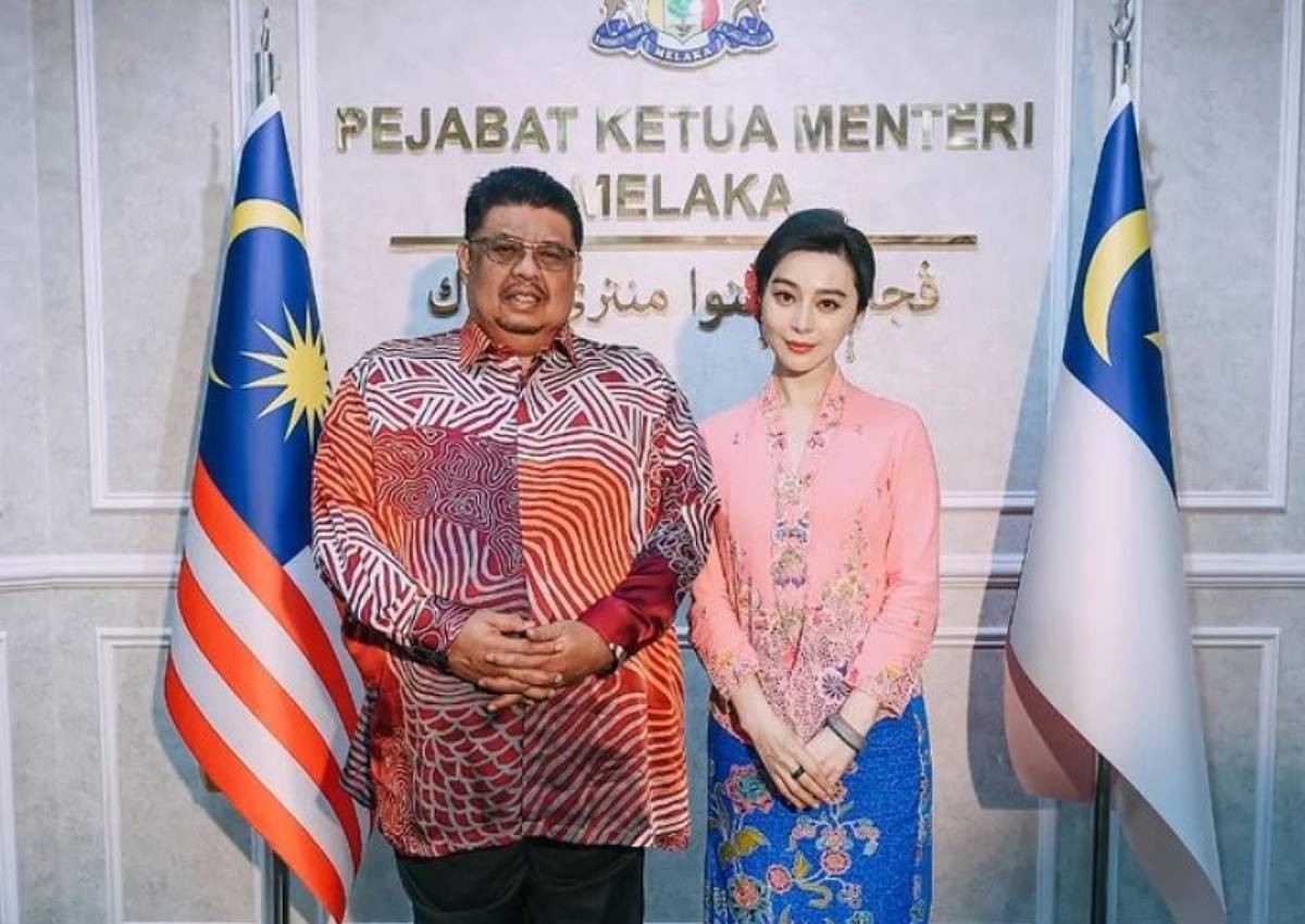 Ketua Menteri Melaka, Datuk Seri Ab Rauf Yusoh (kiri) bersama Fan Bingbing.