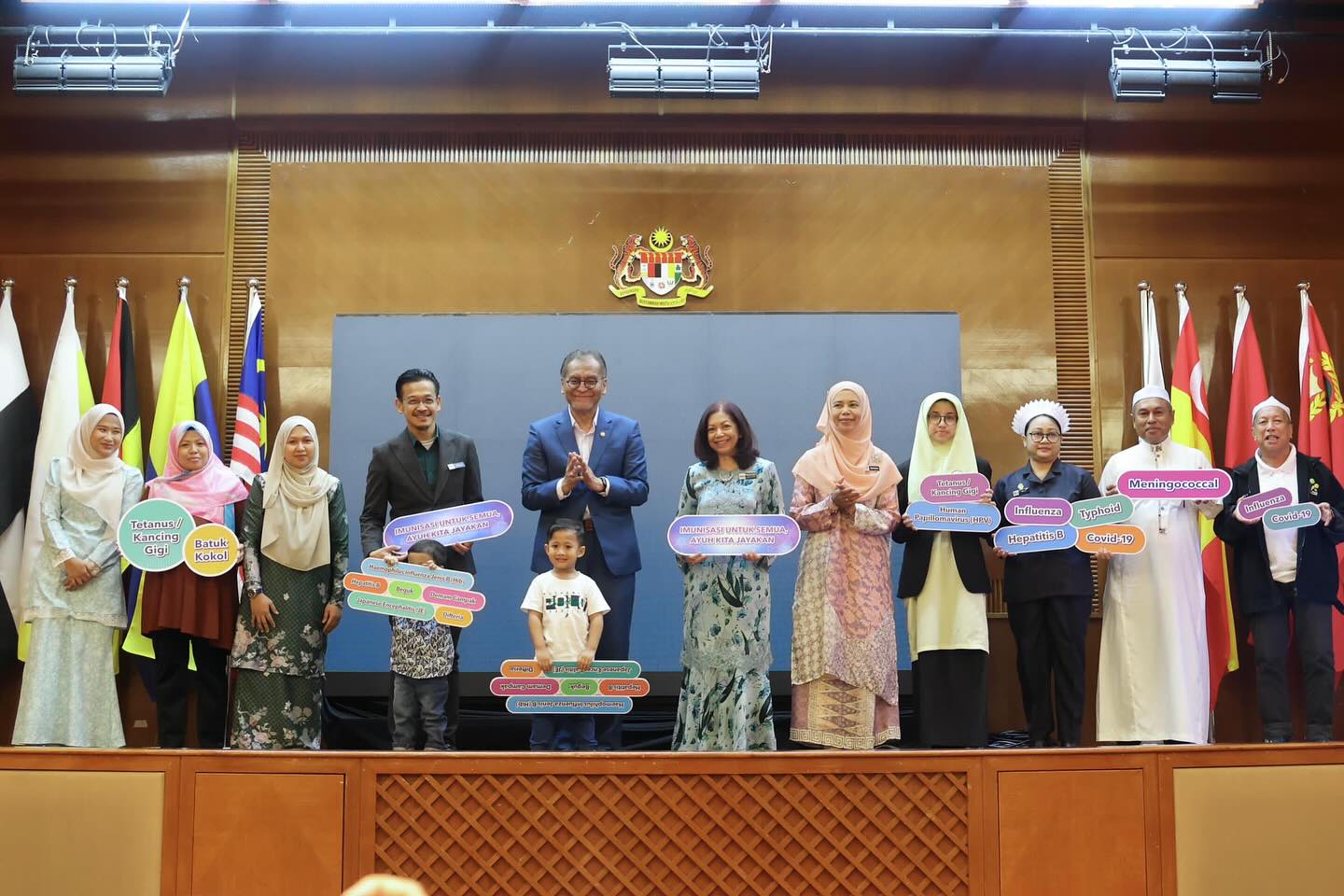 Menteri Kesihatan, Datuk Seri Dr. Dzulkefly Ahmad (tengah) merasmikan Majlis Sambutan Hari Imunisasi Peringkat Kebangsaan Tahun 2025 hari ini.