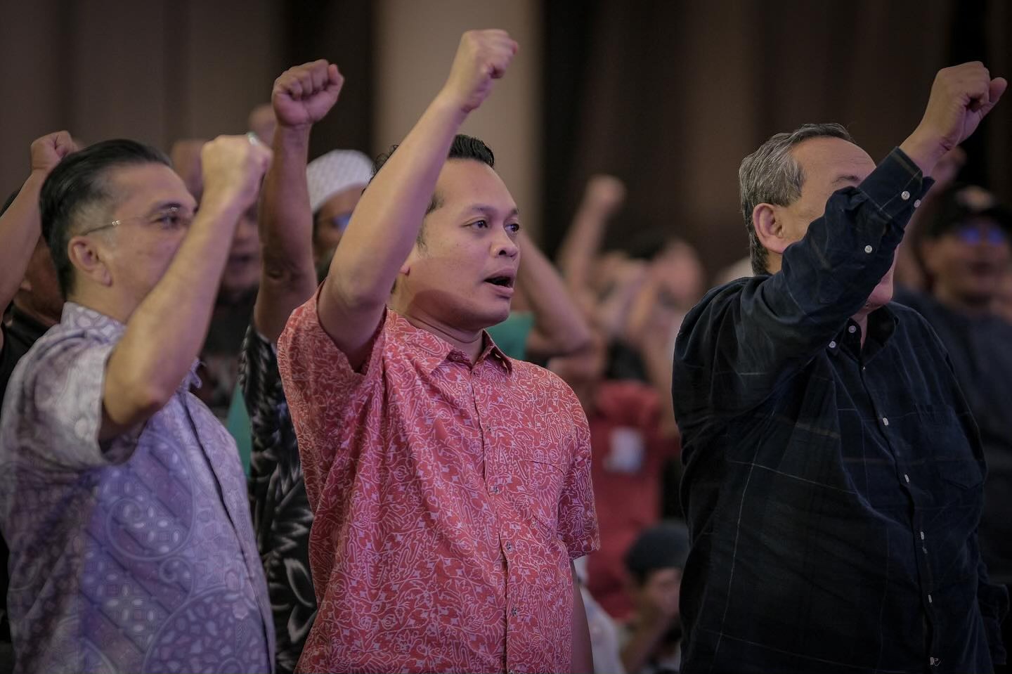 Nik Nazmi Nik Ahmad (tengah).