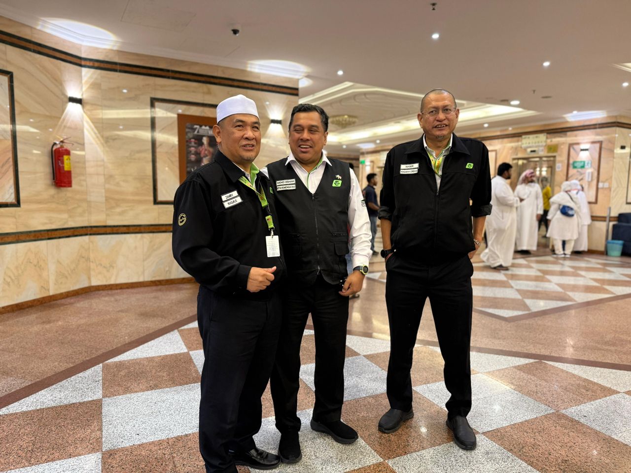 Pengurus Khidmat Luar Lembaga Tabung Haji (TH), Mohamad Zamry Mohd Noor (kiri).