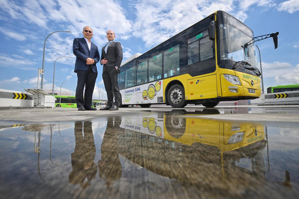 Lim Han Weng (kiri) bersama anaknya Lim Chern Chuen, ketua eksekutif HI Mobility sekarang.