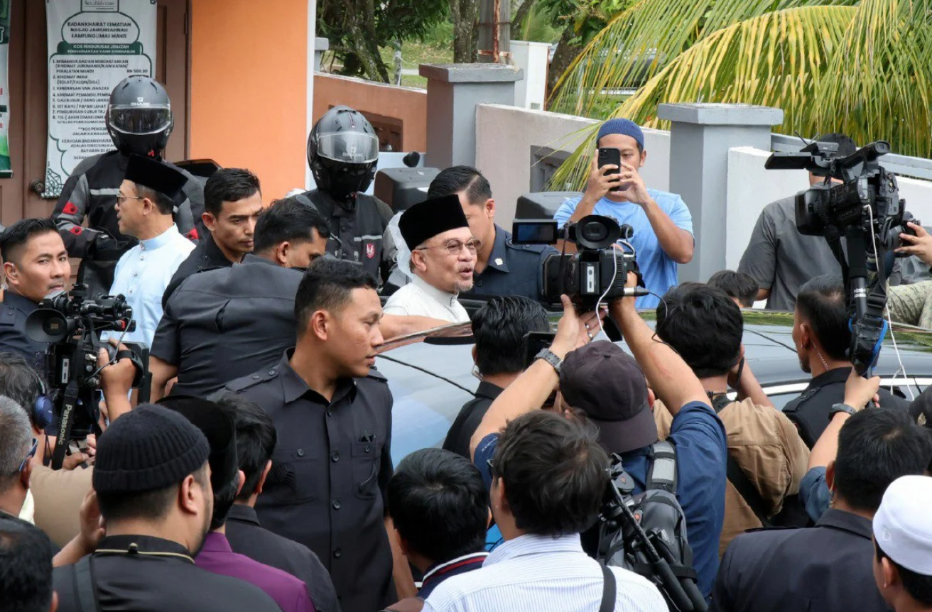 Perdana Menteri selepas menunaikan solat jumaat di Surau Al-Ikhwan di Putrajaya.