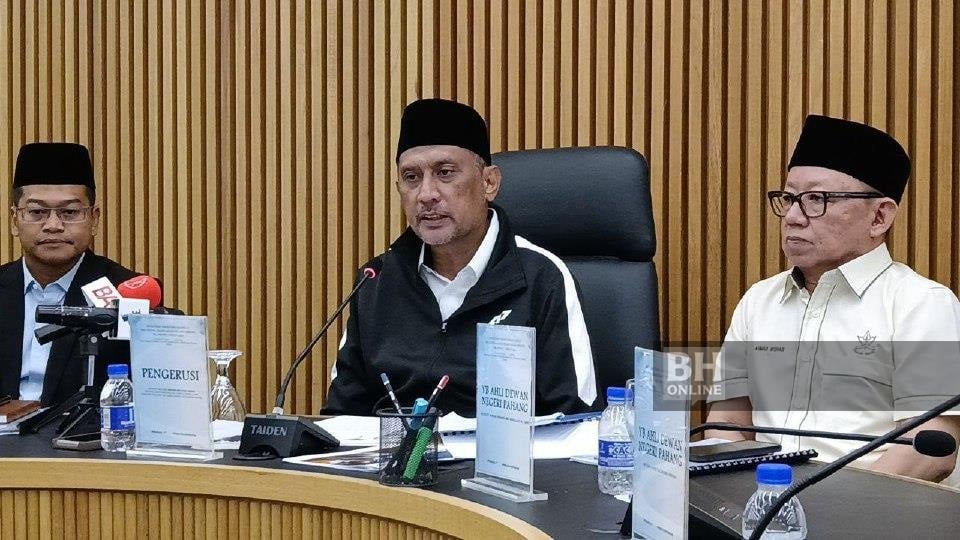 Pengerusi Jawatankuasa Hal Ehwal Agama Islam, Kemajuan Desa dan Hal Ehwal Orang Asli Pahang, Datuk Seri Syed Ibrahim Syed Ahmad (tengah) pada sidang media di Kuantan.