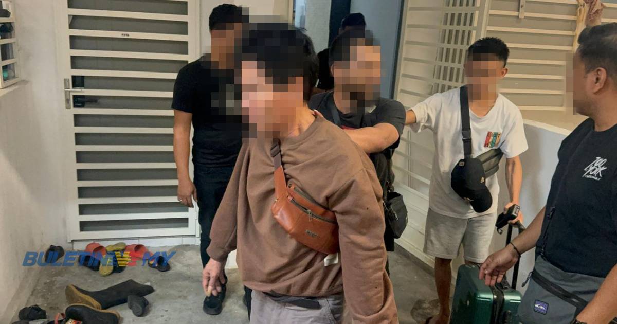 Tiga mangsa yang diselamatkan polis dalam serbuan di sebuah pangsapuri di Jalan Dr Wu Lien Teh.