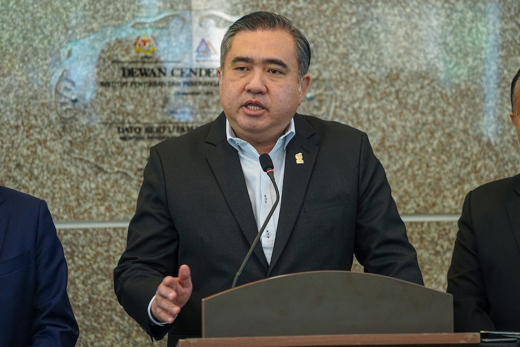 Menteri Pengangkutan, Anthony Loke Siew Fook.