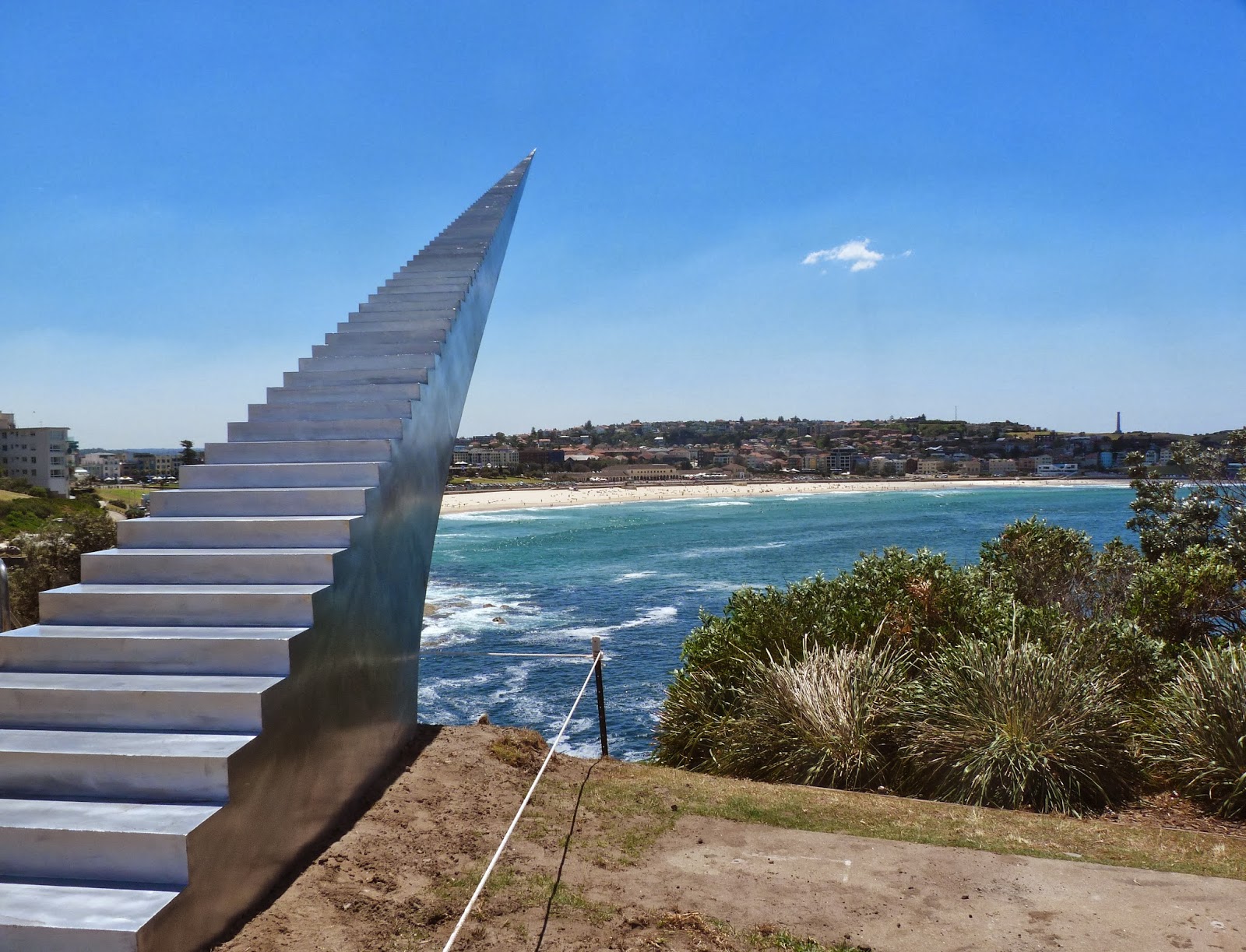 Морская лестница. Скульптура лестница в небо Австралия. Лестница в небо Бонди Сидней. Бесконечная лестница в небо, Дэвид Мак-Кракен, Бонди, Австралия. Скульптура «лестница в небо» (Бонди, Австралия).