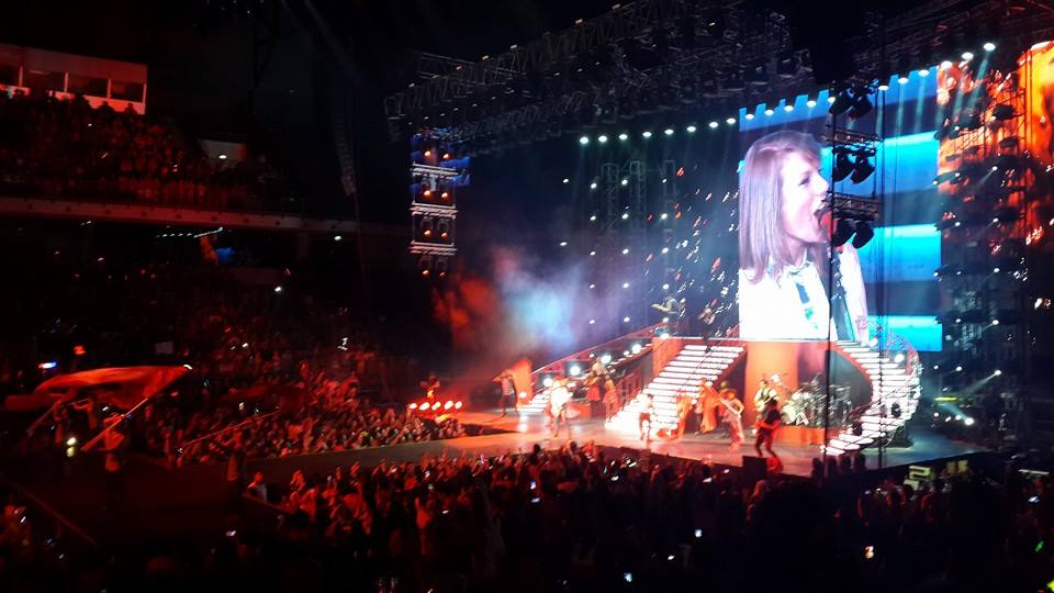 Taylor Swift Painted Malaysia Red For The Very First Time!