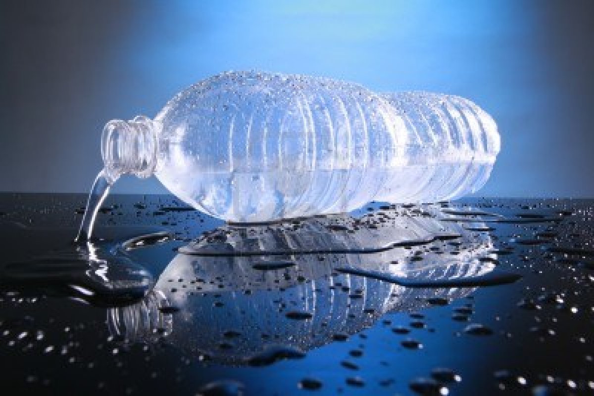 Сайт питьевой воды. Разлитая вода. Бутылка для воды. Вода из бутылки. Разлитая бутылка воды.