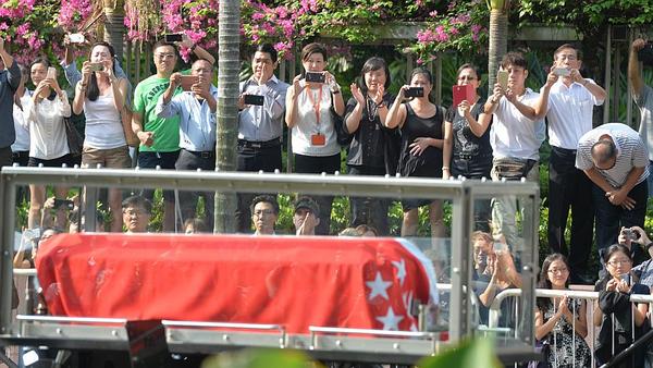 People lining the streets as the gun carriage carrying LKY's body makes its way to Parliament House.