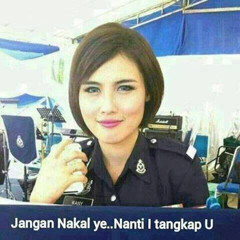 GALERI] Ramai Orang Rela Disaman Oleh Polis Wanita Bekas Model 