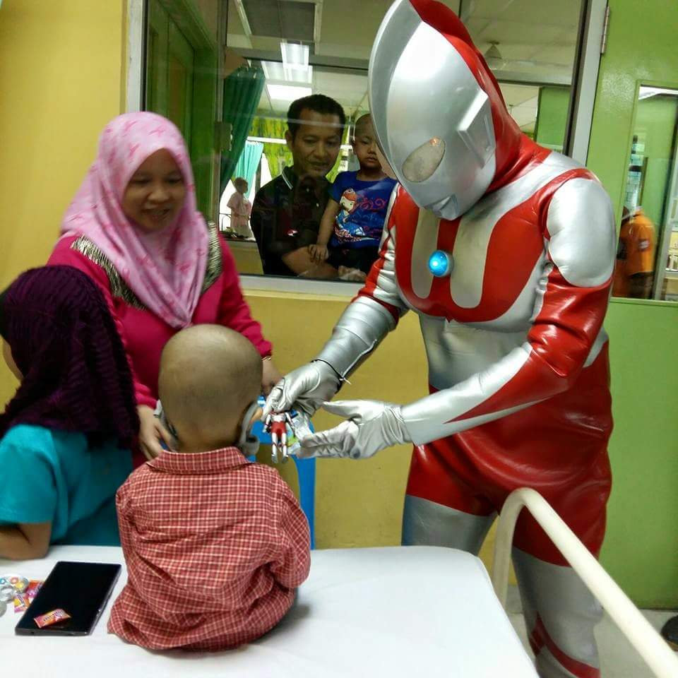  Ultraman  Lawat Hospital Untuk Sampaikan Mesej Never Give 