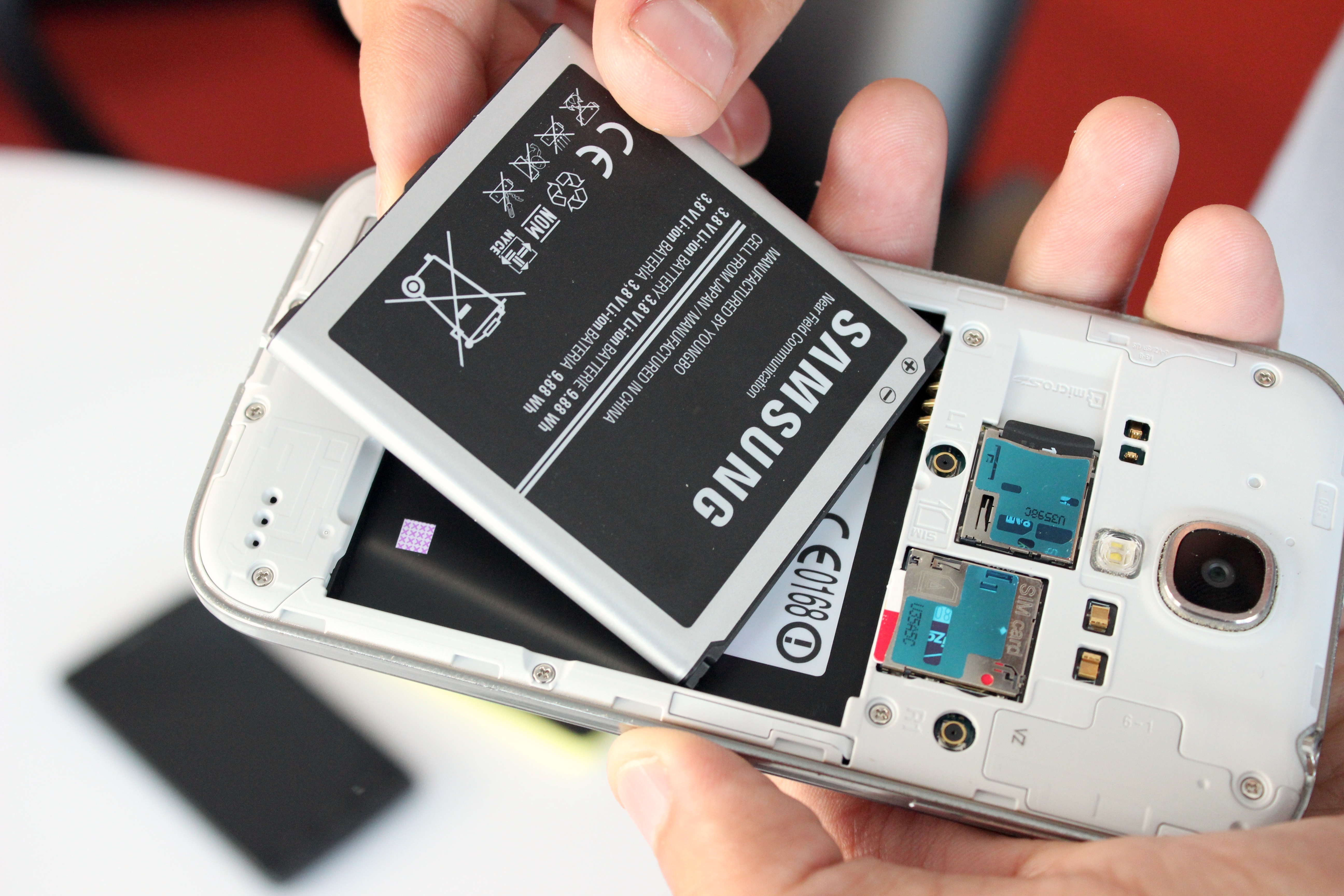 Акб на андроид. Смартфоны со съемным Samsung АКБ. Смартфон со съемным аккумулятором. Смартфон со съемной батареей. Съемный аккумулятор.