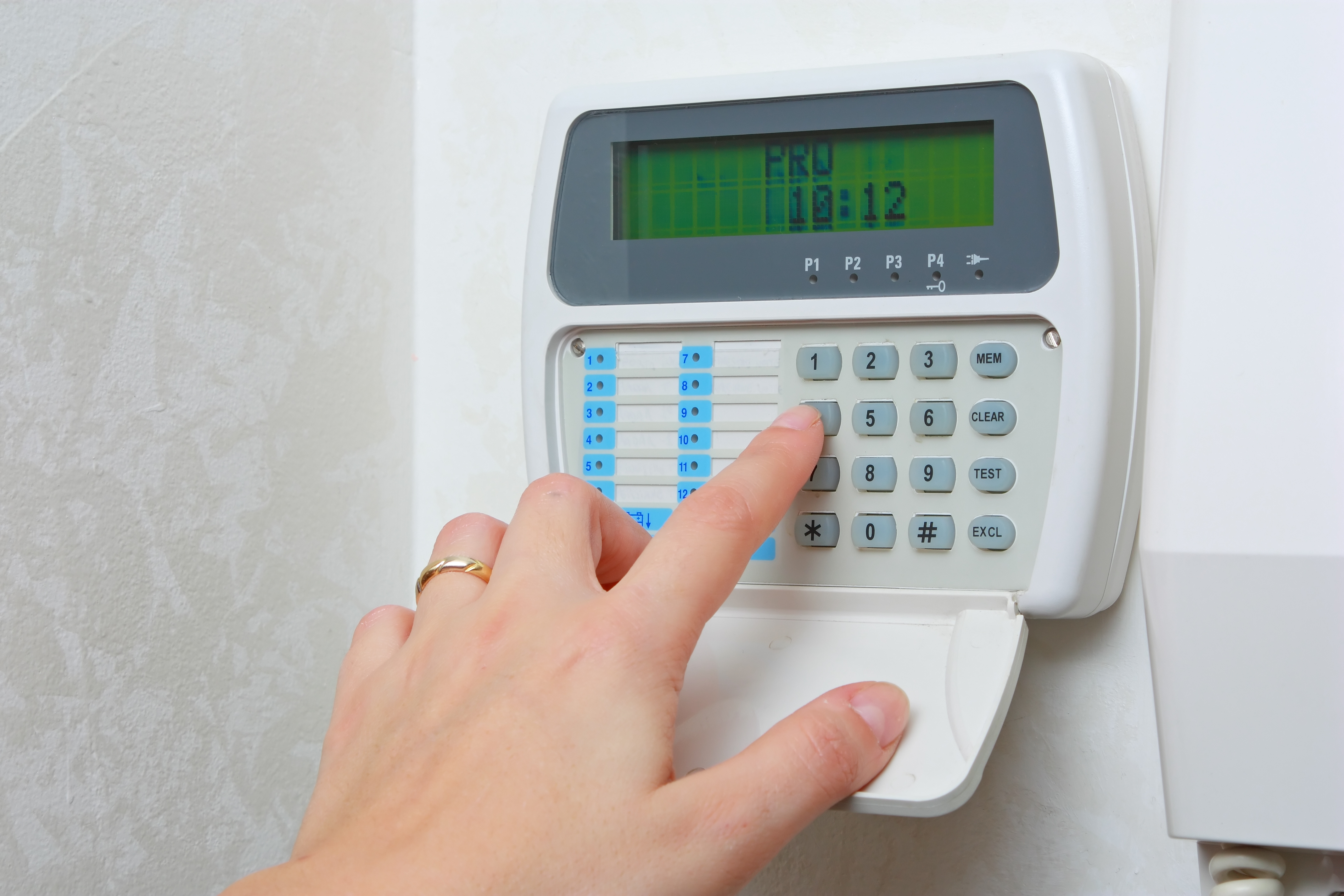 Alarm install. Охранная сигнализация для дома. Домашняя сигнализация охранная. Охранная сигнализация для дачи. GSM сигнализация для дачи.