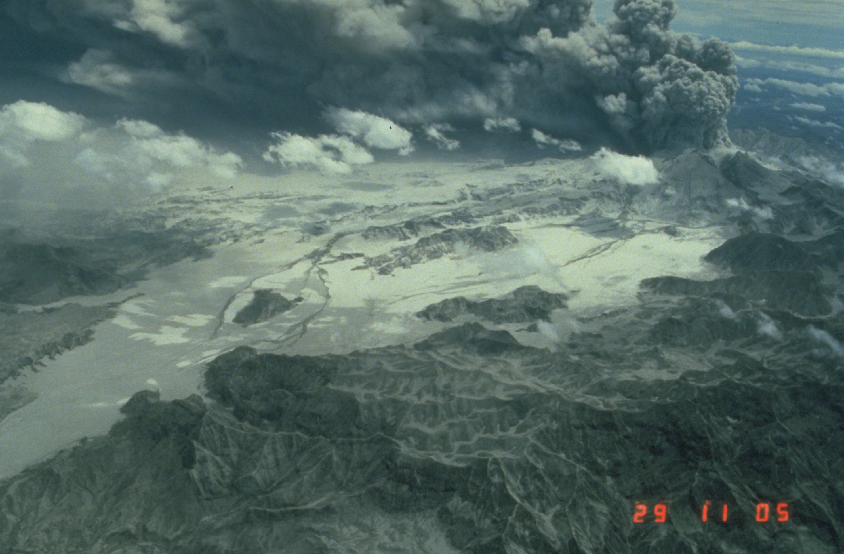 16 Powerful Photos And Videos Of Mt Pinatubos Destructive Volcanic Eruption 6703