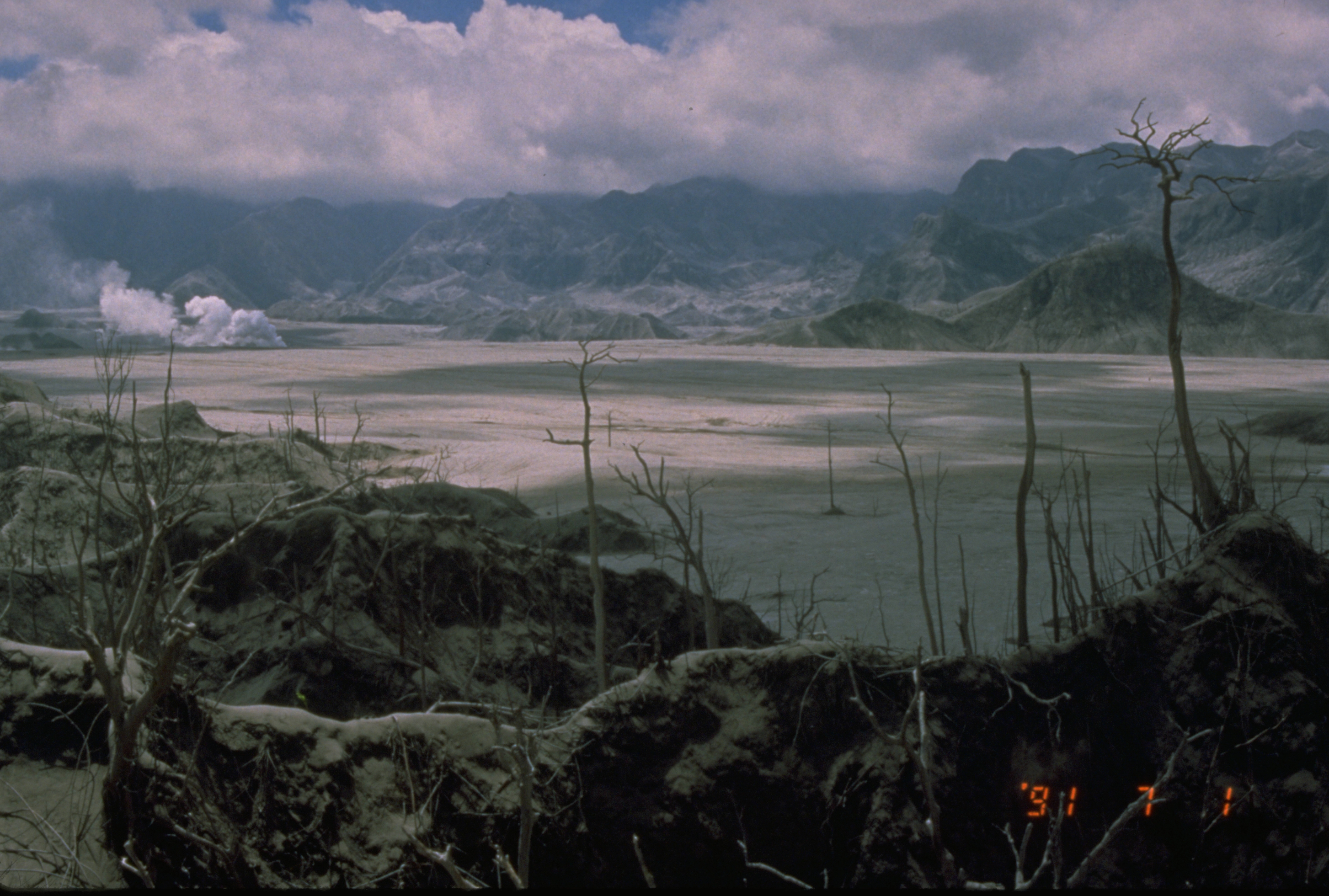 16 Powerful Photos And Videos Of Mt Pinatubos Destructive Volcanic Eruption 3630