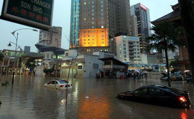 [PHOTOS] KL Hit By The Worst Floods in 2013. When Will It Stop?