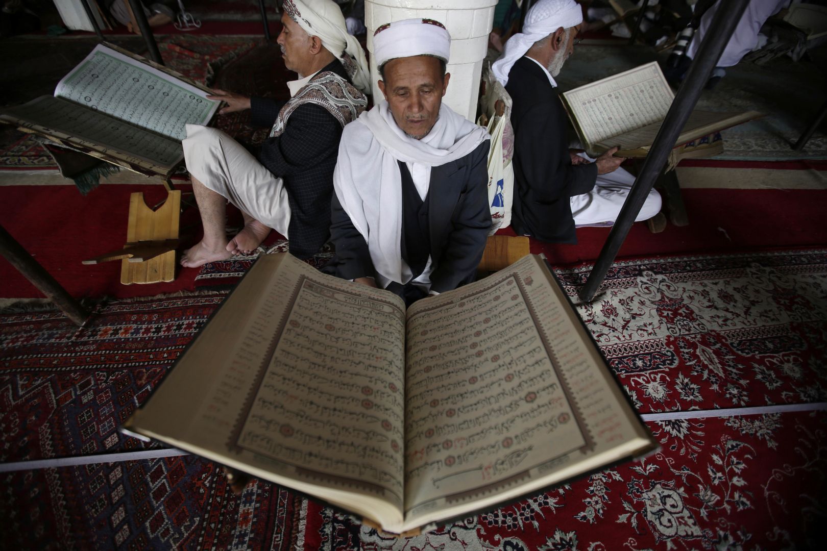 Мусульманских чтение. Коран. Чтение Корана. Чтение Корана в мечети. Самый большой Коран в мире.