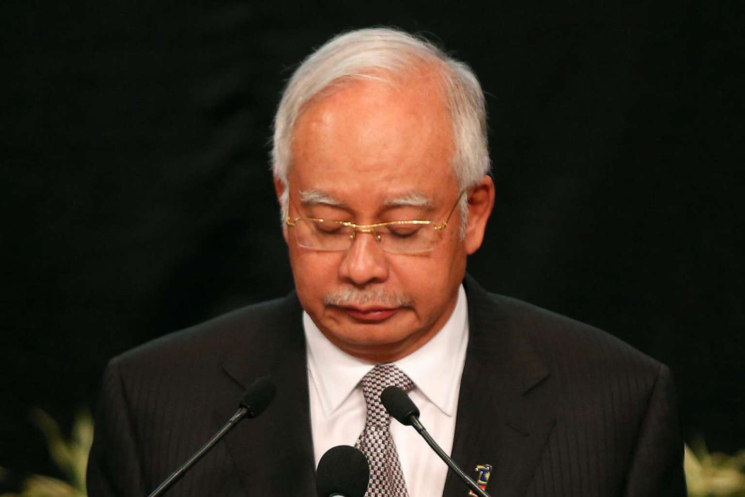 there-are-too-many-civil-servants-in-malaysia-but-najib-can-t-sack-them