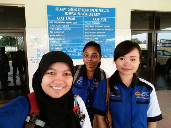 Shalni (middle) with her friends at Hospital Bahagia.