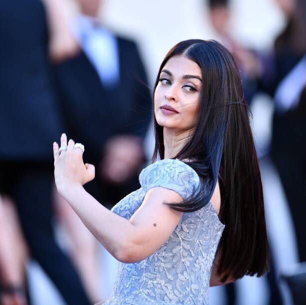 Aishwarya Rai Bachchan In Her Fairy-Tale Dress At Cannes Is So Unreal