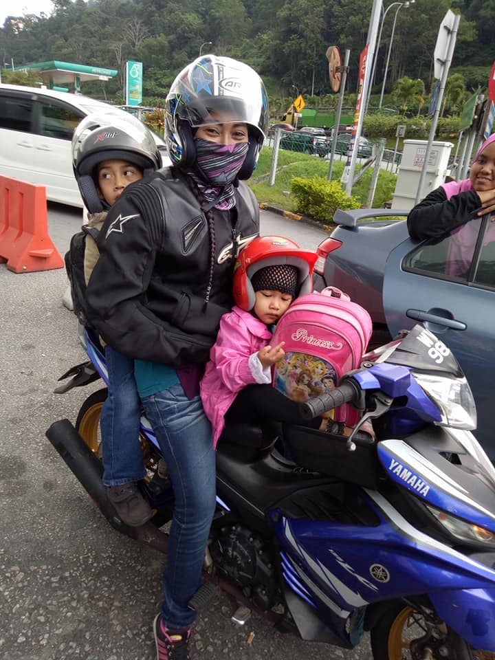 Можно возить ребенка на мотоцикле. Перевозка детей на мотоцикле. Перевоз детей на мотоцикле. Скутер для детей. Мотоцикл для детей.