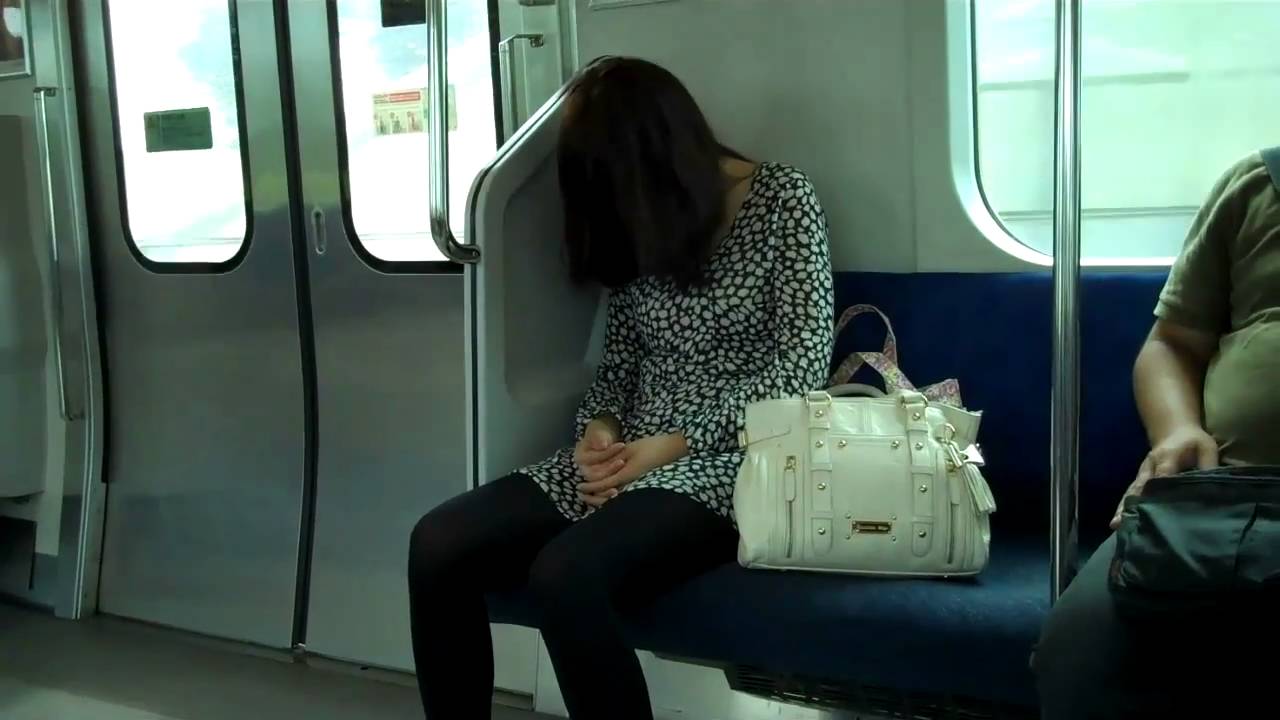 Зрелые японки в автобусе. Японские девочки в автобусе. Человек сидит в метро.
