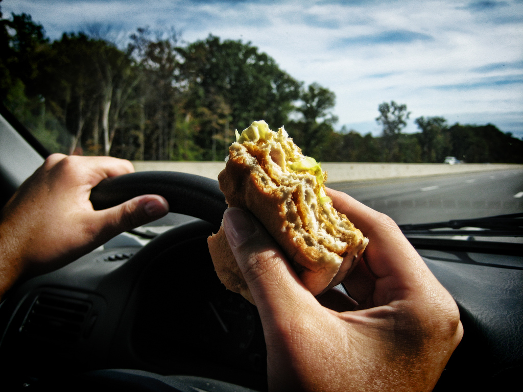 Еду в машине в руках. Еда за рулем. Перекус в автомобиле. Авто еда. Еда в дорогу.