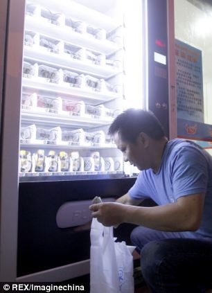 [VIDEO/PICS] This Vending Machine Dispenses Crabs That Are ALIVE