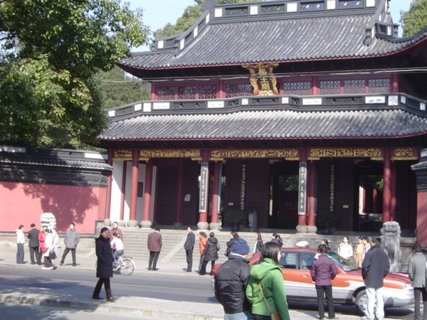 Front entrance to General Yue Fei's tomb in Hangzhou.