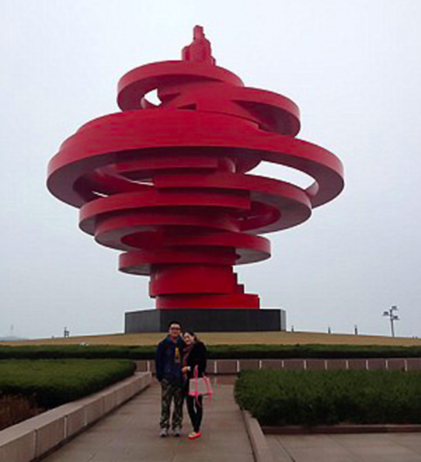 The couple visited the same landmark in Qingdao in 2012 after getting married.