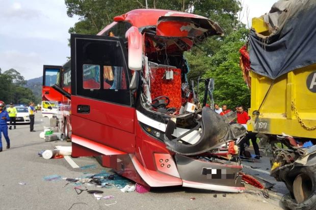 Video Bas Kelajuan Tinggi Hilang Kawalan Sebelum Merempuh Sebuah Lori Di Lebuhraya Karak