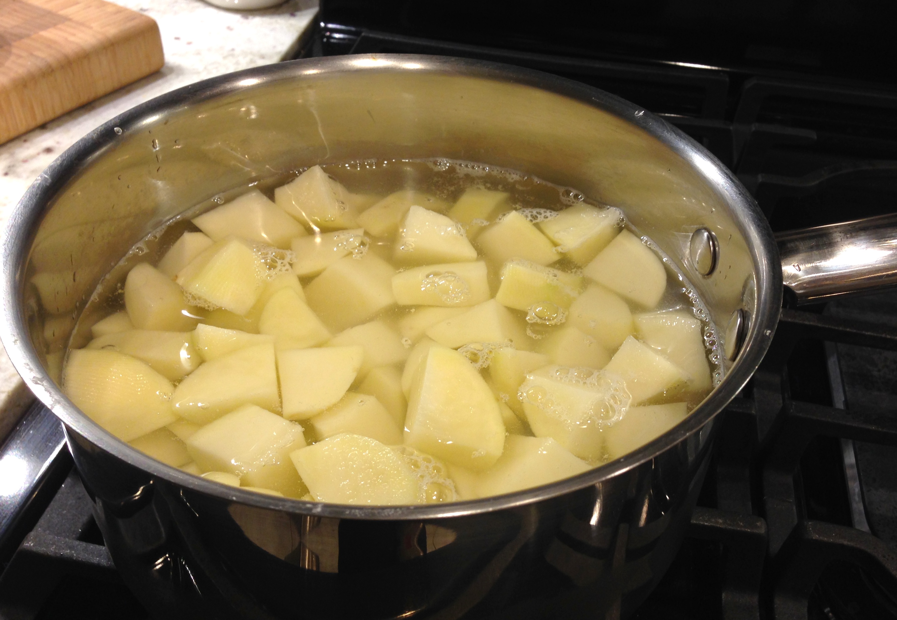 Картошку варят в кипящей. Картошка в кастрюле. Вареная картошка в кастрюле. Разваренный картофель. Вареная картошка.