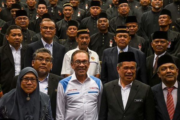 Newly-elected Port Dickson MP Anwar Ibrahim (in white) with Defence Minister Mohammad Sabu on his left at the said army veterans' dinner.