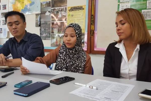 From left: Legal aide Jubili Anilik, Siti Nafirah Siman, and her lawyer Rozana Jamaludin.